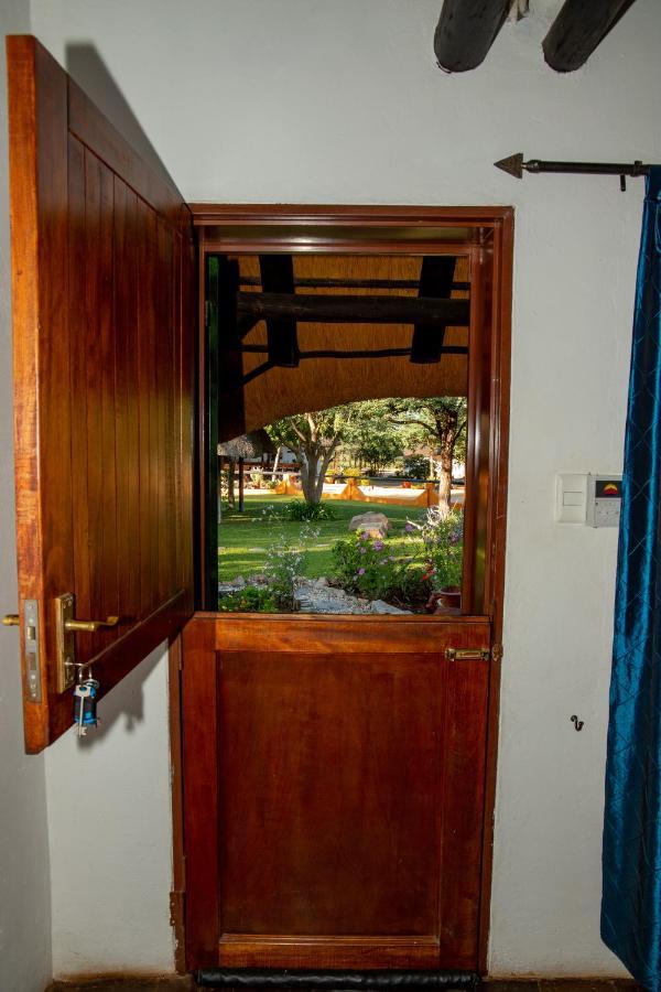 Lion'S Den Guesthouse Otjiwarongo Zewnętrze zdjęcie